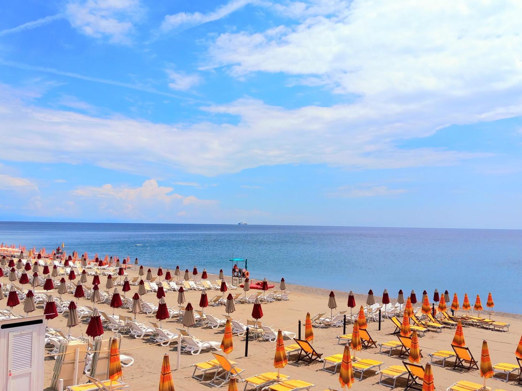 شقة Sweet Sea View سافونا المظهر الخارجي الصورة
